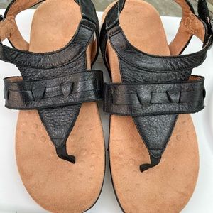 Vionic Womens Lupe Black Leather  Ankle Strap Sandals